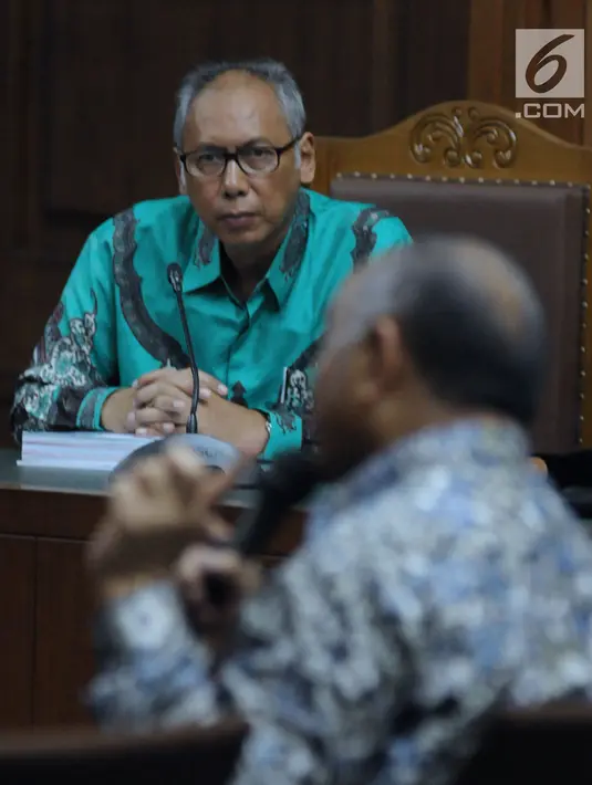 Terdakwa perintangan penyidikan korupsi E-KTP, Bimanesh Sutarjo menyimak keterangan saksi pada sidang lanjutan di Pengadilan Tipikor, Jakarta, Jumat (26/5). Sidang mendengar keterangan saksi ahli. (Liputan6.com/Helmi Fithriansyah)