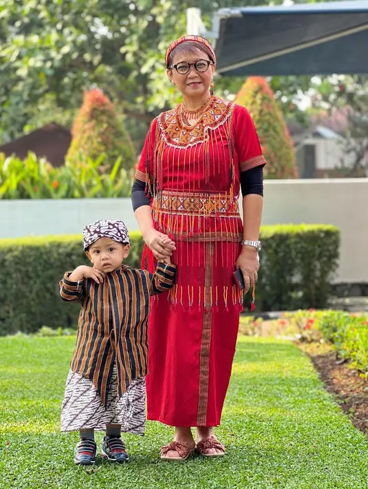 Menteri Luar Negeri, Retno Marsudi mengenakan baju adat merah dari Toraja lengkap dengan ikat kepalanya. [@retno_marsudi.]