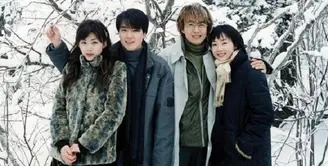 Winter Sonata menceritakan tentang Joong sang dan Yu Jin yang saling jatuh cinta. Akan tetapi kisah cinta mereka tak berjalan lancar lantaran Joong Sang mengalami amnesia. (Foto: Soompi.com)