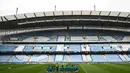 <p>Para pemain Madrid berbicara menjelang sesi latihan tim di Stadion Etihad di Manchester, barat laut Inggris, pada 25 April 2022. Real Madrid akan bertanding melawan Manchester City pada leg pertama semifinal Liga Champions. (AFP/Oli Scarff)</p>