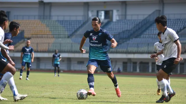 Ezra Walian