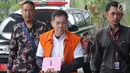 Pengacara Alfin Suherman (tengah) selaku penyuap Aspidum Kejati DKI Jakarta Agus Winoto akan menjalani pemeriksaan di Gedung KPK, Jakarta, Senin (12/8/2019). Alfin diperiksa sebagai tersangka terkait suap penangan perkara penipuan investasi Sendy Perico. (merdeka.com/Dwi Narwoko)