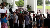 Antrean warga yang ingin bersilaturahmi dengan Presiden Jokowi di Istana Bogor, Jawa Barat, Jumat (15/6/2018). (Merdeka.com/Intan Umbari Prihatin)