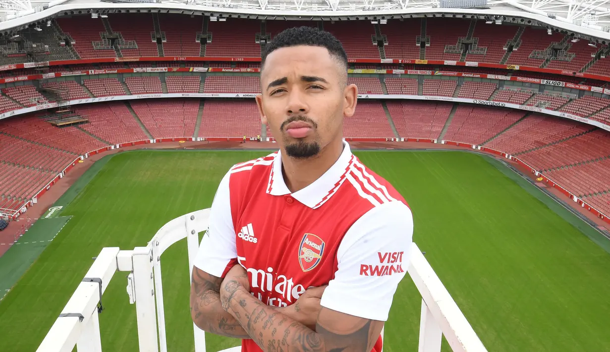 <p>Arsenal sukses mendatangkan Gabriel Jesus ke Emirates Stadium dengan harga yang terbilang fantastis. Penyerang Brasil tersebut dibeli dari Manchester City dengan harga 52,2 juta euro. Ia akan diplot menggantikan Pierre Aubameyang dan Alexandre Lacazette yang telah hengkang. Kedatangan Erling Haaland ke Etihad Stadium menjadi salah satu alasan Gabriel Jesus untuk meninggalkan klub, (Foto: Twitter/Arsenal)</p>