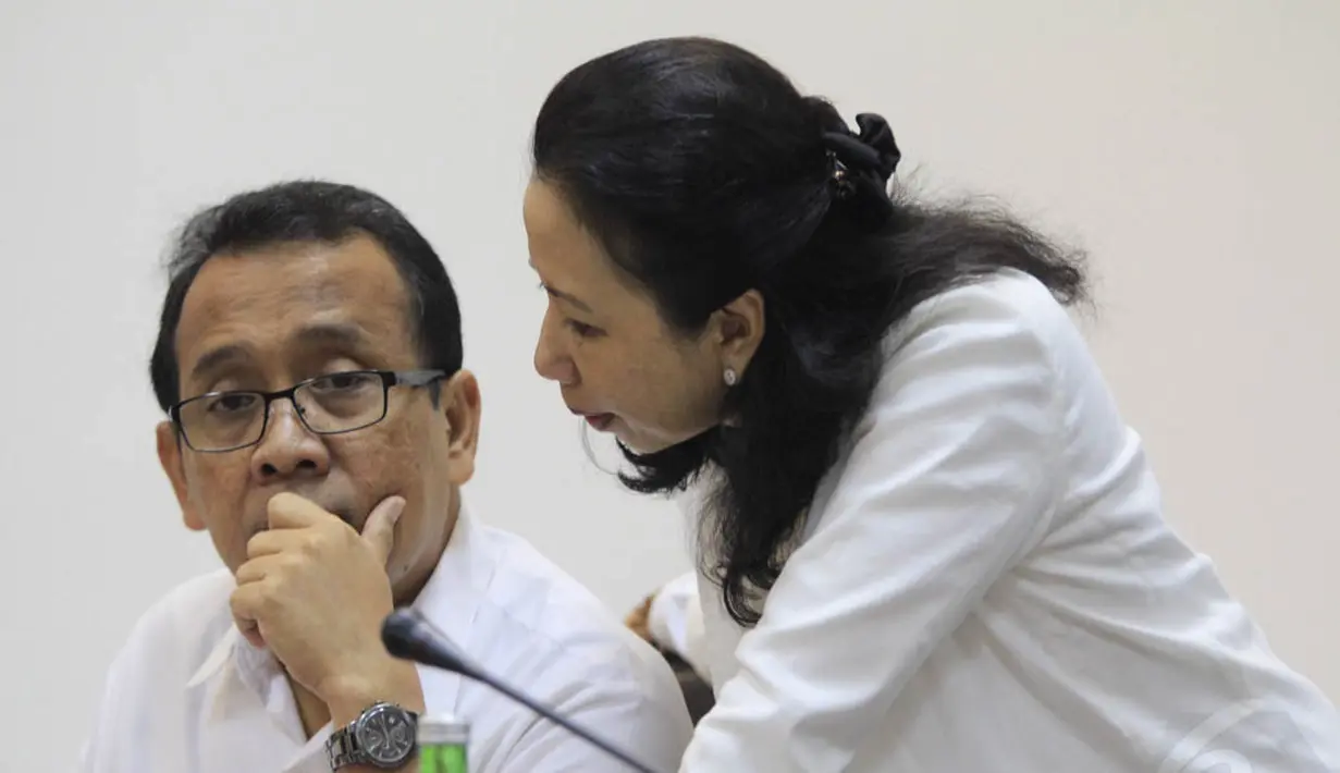 Mensesneg Pratikno (kanan) dan Menteri Badan Usaha Milik Negara (BUMN) Rini Suwandi (kanan) hadir di rapat kabinet terbatas bidang perekonomian, Kamis (30/10/2014). (Liputan6.com/Herman Zakharia)