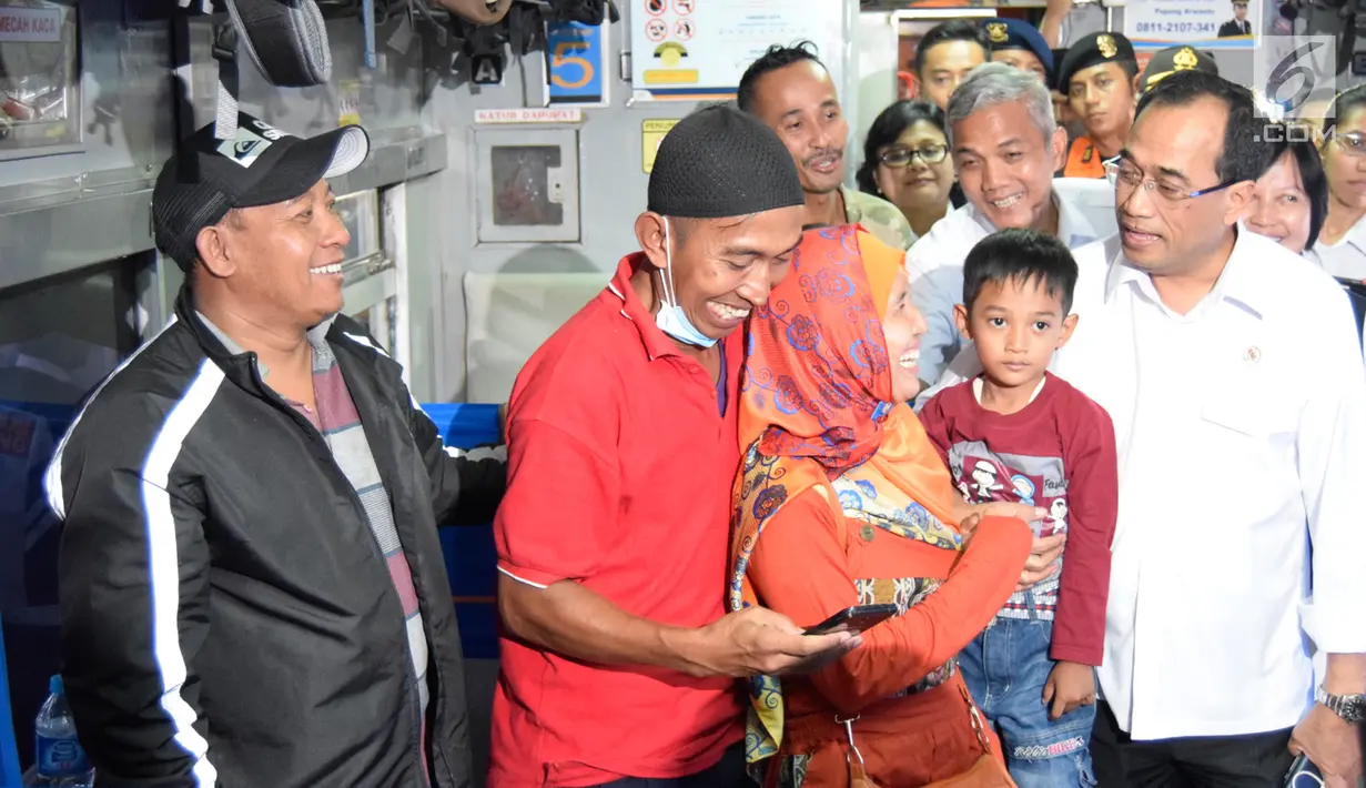 Menteri Perhubungan (Menhub) Budi Karya Sumadi menyapa penumpang di atas gerbong KA Tawang Jaya di Stasiun Semarang Poncol, Jawa Tengah, Kamis (29/6). Menhub melakukan pengecekan kesiapan arus balik Lebaran 2017 di stasiun tersebut (Liputan6.com/Gholib)