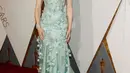 Aktris Cate Blanchett tampil menawan pada red carpet Oscar 2016 dengan seafoam gown berdetail floral embellishment koleksi dari Armani Prive, di Hollywood & Highland Center, Hollywood, California, Minggu (28/2). (REUTERS/Adrees Latif)