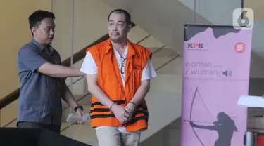 Direktur PT Mitra Bungo Abadi, Makmur alias Aan (kanan) usai menjalani pemeriksaan di Gedung KPK, Jakarta, Senin (23/12/2019). Makmur diperiksa sebagai tersangka terkait kasus dugaan korupsi proyek Jalan Batu Panjang-Pangkalan Nyirih di Kabupaten Bengkalis TA 2013-2015. (merdeka.com/Dwi Narwoko)