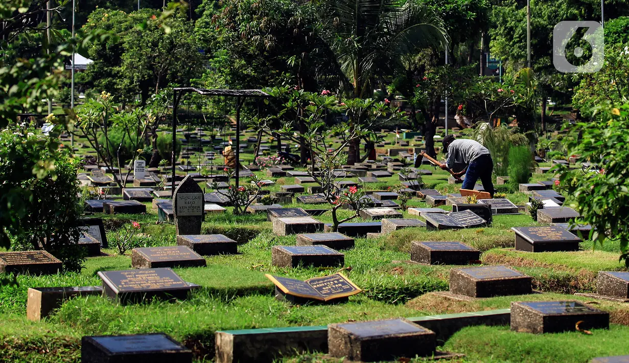 Petugas merawat makam di Tempat Pemakaman Umum (TPU) Karet Bivak, Jakarta, Selasa (11/5/2021). Pemprov DKI akan memberlakukan larangan ziarah kubur Idulfitri di seluruh TPU mulai 12 hingga 16 Mei untuk mencegah terjadinya penyebaran Covid-19 saat berkumpul untuk berziarah. (Liputan6.com/JohanTallo)