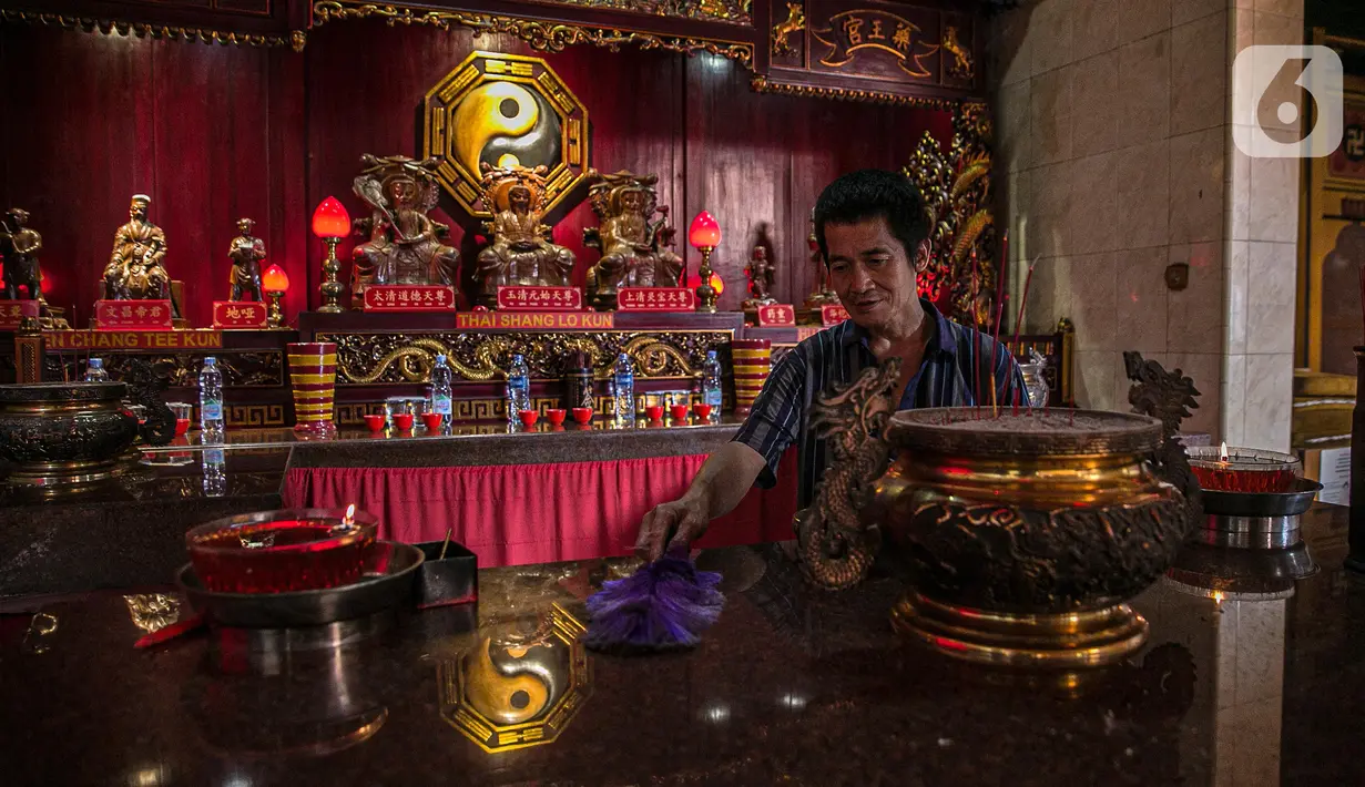 Pekerja membersihkan tempat persembahyangan di lingkungan Vihara Tanda Bhakti di kawasan Petak Sembilan, Glodok, Jakarta, Rabu (3/2/2021). Bersih-bersih Rumah Ibadah dilakukan untuk menyambut Hari Raya Imlek yang jatuh pada 12 Februari 2021. (Liputan6.com/Faizal Fanani)