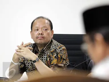 Terdakwa kasus suap Kementerian ESDM dan SKK Migas Sutan Bhatoegana mendengarkan kesaksian mantan Sekjen Kementerian ESDM Waryono Karno, pada sidang lanjutan di di Pengadilan Tipikor, Jakarta, Kamis (25/6/2015). (Liputan6.com/Helmi Afandi)
