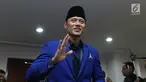 Politisi Partai Demokrat, Agus Harimurti Yudhoyono saat masuk ruang pendaftaran bakal Capres/Cawapres Pemilu 2019 di Gedung KPU, Jakarta, Jumat (10/8). AHY mendampingi proses pendaftaran pasangan Prabowo/Sandi Uno. (Liputan6.com/Helmi Fithriansyah)