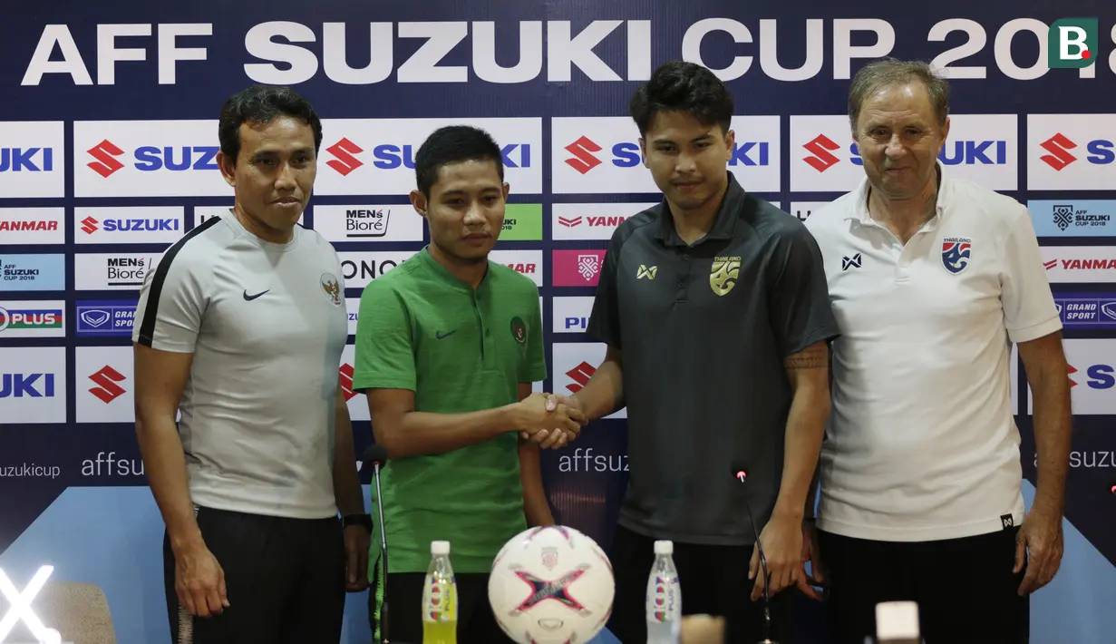 Pemain Timnas Indonesia, Evan Dimas, bersalaman dengan pemain Thailand, Puangchan, saat jumpa pers di Stadion Rajamangala, Bangkok, Jumat (16/11). Indonesia akan melawan Thailand pada laga Piala AFF 2018. (Bola.com/M. Iqbal Ichsan)
