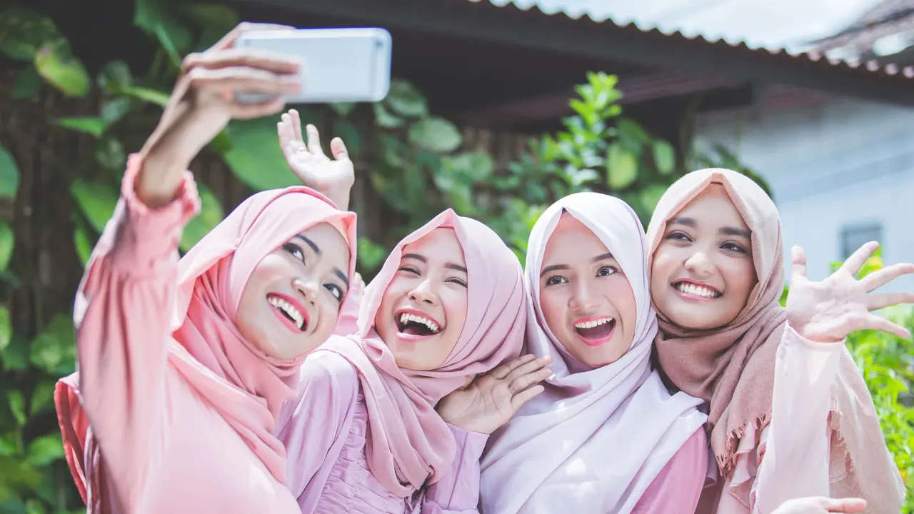 Selfie Lebaran Anti Pucat! Rahasia Makeup untuk Tampil Fresh & On Point Seharian