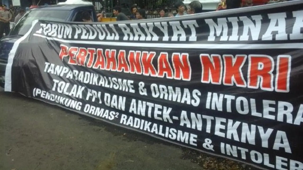 Aksi Unjuk Rasa di Kantor Gubernur Sulut