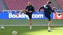 Gelandang Denmark #10 Christian Eriksen (kiri tengah) melakukan pemanasan selama sesi Latihan utnuk turnamen EURO 2024 di Stuttgart Arena, Jerman, Sabtu (15/6/2024). (THOMAS KIENZLE / AFP)