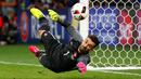  Kiper Portugal, Rui Patricio, menggagalkan tendangan penalti pemain Polandia, Jakub Blaszczykowski, saat adu penalti pada laga perempat final Piala Eropa 2016 di Stade Velodrome, Marseille, Jumat (1/7/2016) dini hari WIB. (Reuters/Michael Dalder)