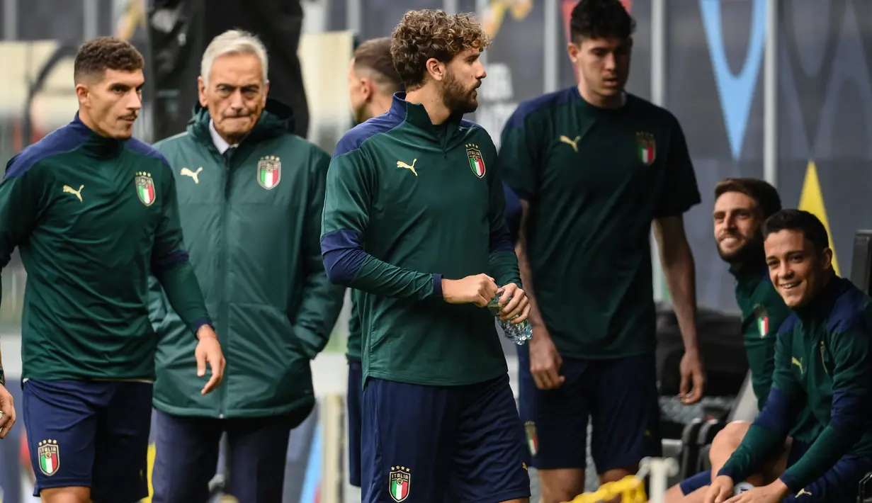 (kiri-kanan) Pemain Italia Giovanni Di Lorenzo, Presiden Federasi Sepak Bola Italia Gabriele Gravina, Manuel Locatelli dan Giacomo Raspadori menghadiri sesi latihan jelang pertandingan semifinal UEFA Nations League melawan Spanyol di Stadion San Siro, Milan, Italia, 5 Oktober 2021. (FRANCK FIFE/AFP)