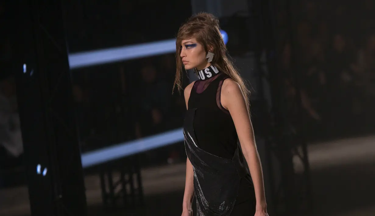 Supermodel Gigi Hadid saat mengenakan busana brand Versus Versace di atas panggung London Fashion Week di Inggris, (18/2). Gigi Hadid tampil mempesona dengan gaya urakannya. (Foto oleh Joel Ryan / Invision / AP)