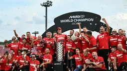 Marc Marquez memastikan diri sebagai juara dunia MotoGP 2025 usai finis di posisi kedua pada MotoGP Jepang yang digelar di Sirkuit Motegi, Minggu (28/9/2025). (Toshifumi KITAMURA/AFP)