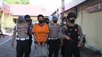 Pelaku pembunuhan bapak kandung di Ngawi diamankan polisi. (Dian Kurniawan/Liputan6.com)