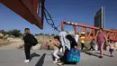 Warga Palestina yang akan melakukan perjalanan dan menyeberang ke Yerusalem timur atau Israel harus mendapatkan izin dari pihak berwenang melalui pos pemeriksaan. (HAZEM BADER/AFP)