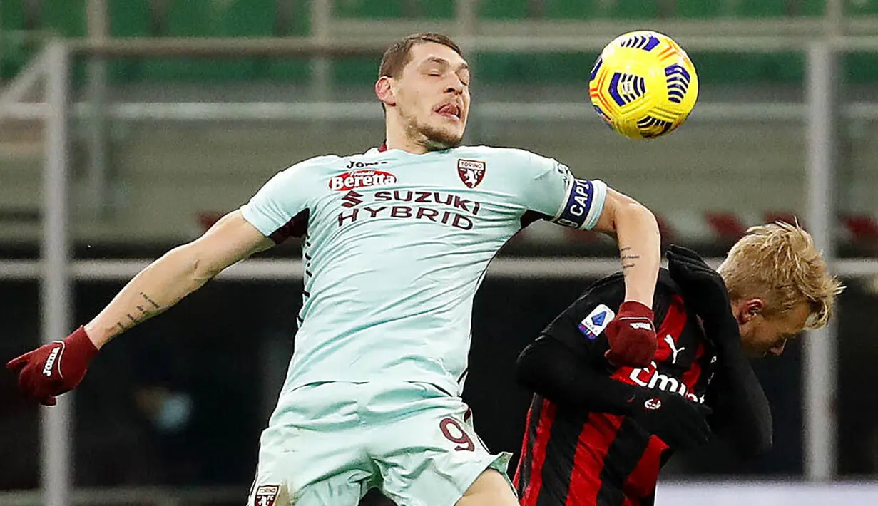 Striker Torino, Andrea Belotti, duel udara dengan pemain AC Milan, Simon Kjaer, pada laga Liga Italia di Stadion San Siro, Sabtu (9/1/2021). AC Milan menang dengan skor 2-0. (AP/Antonio Calanni)