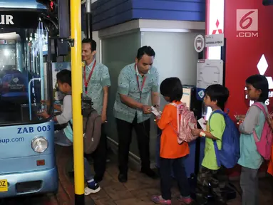 Direktur Marketing PT Blue Bird Tbk  saat mengemusi bus mini menyambut Hari Anak Nasional di Wahana KidZania Jakarta, Jumat (21/07). Blue Bird dan KidZania mengajak anak-anak berkebutuhan khusus bermain peran profesi. (Liputan6.com/Pool)