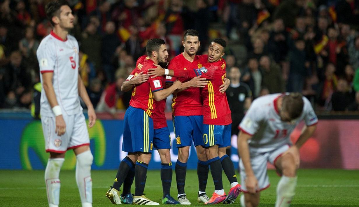 Pemain Tim nasional Spanyol merayakan gol ke gawang Makedonia dalam laga lanjutan Grup G Kualifikasi Piala Dunia 2018 di Estadio Nuevo Los Carmenes, Sabtu (12/11/2016) waktu setempat. (AFP/Jorge Guerrero)