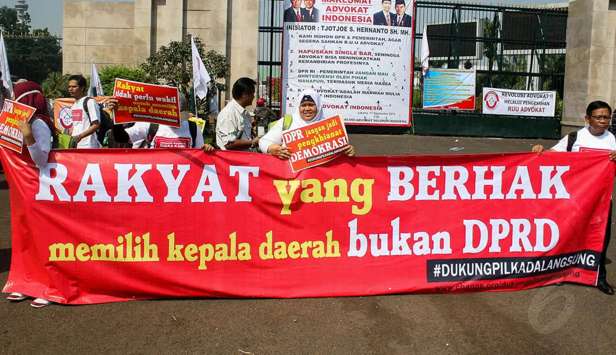 Aksi unjuk rasa dari beberapa organisasi di depan Gedung DPR, Jakarta, (24/9/14). (Liputan6.com/Faizal Fanani)