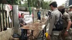 Akibat berjualan di atas saluran air, Satpol PP merazia para PKL. Pedagang mengaku harga kios di pasar tradisional terlalu mahal bagi mereka.