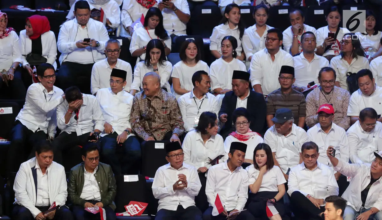 Sejumlah menteri kabinet kerja bersama tokoh partai politik duduk di panggung kehormatan untuk menyaksikan pidato Visi Indonesia yang akan disampaikan Presiden/Wakil Presiden terpilih 2019-2024, Joko Widodo dan KH Ma’ruf Amin di SICC, Kab Bogor, Minggu (14/7/2019). (Liputan6.com/Helmi Fithriansyah)