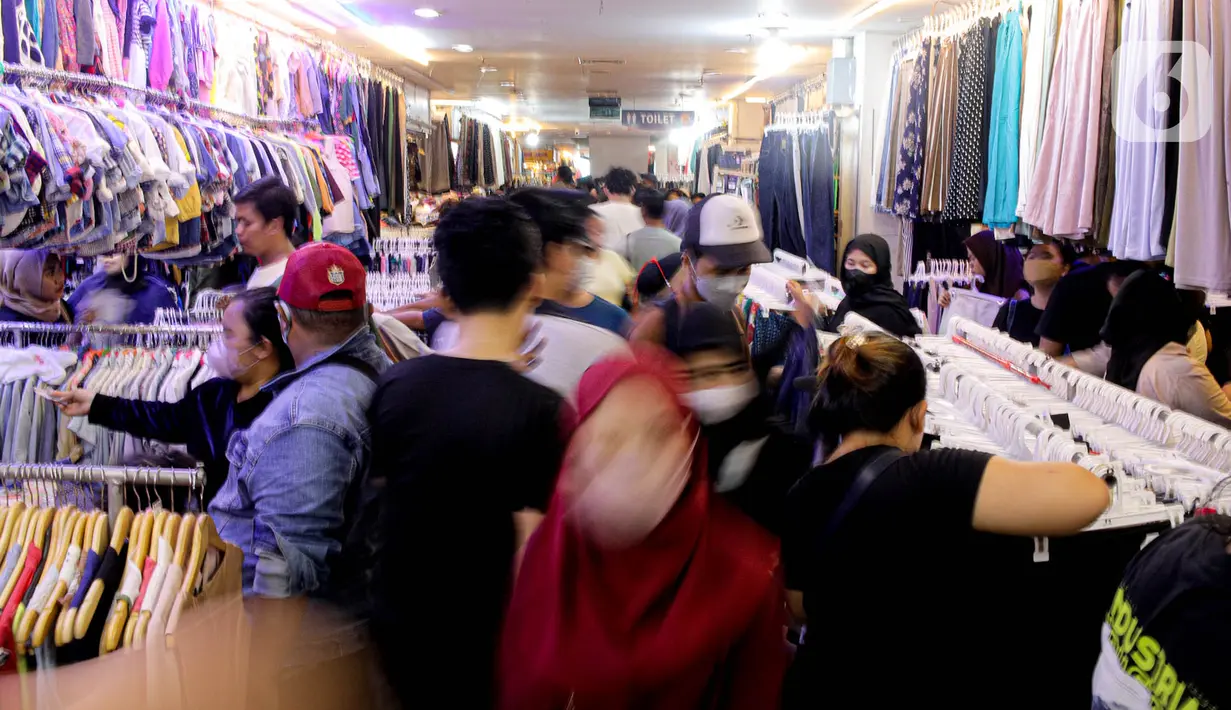 Suasana pasar pakaian impor bekas di Pasar Senen, Jakarta, Kamis (9/3/2023). Larangan impor baju bekas bertujuan untuk mendukung penggunaan produk lokal dan usaha kecil dan menengah milik masyarakat Indonesia. (Liputan6.com/Faizal Fanani)