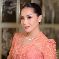 Menyesuaikan warna kebayanya, Marlene tampak mengaplikasikan eyeshadow, blush on, dan lipstik nuansa peach yang membuat wajah Nagita terlihat lebih clean dan segar. Penampilannya kian elegan dengan tatanan rambut sleek updo oleh hair stylist @woko_s. [@marlenehariman].