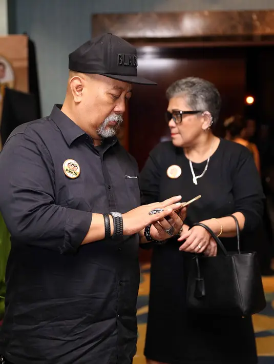 "Sekarang tuh enggak mikirin stadium ya. Artinya gini, bahwa semua mau ringan, walau saya harus jujur, sudah telat, sudah berat, karena kita sama-sama enggak tahu," imbuh Indro Warkop di hotel Ritz Corlton, Jakarta, Sabtu (5/5). (Nurwahyunan/Bintang.com)