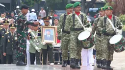 Mantan Menteri Pertahanan Republik Indonesia, Juwono Sudarsono, dimakamkan di Taman Makam Pahlawan Nasional (TMPN) Kalibata, Jakarta Selatan, pada Minggu, 29 Maret 2026. Tampak dalam foto, prosesi pemakaman mantan Menteri Pertahanan, Juwono Sudarsono, di Taman Makam Pahlawan Nasional (TMPN), Kalibata, Jakarta, Minggu (29/3/2026). (merdeka.com/Arie Basuki)