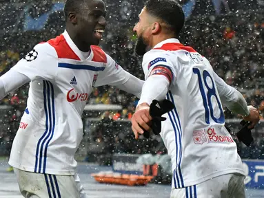 Selebrasi pemain Olympique Lyon, Nabil Fekir (kanan) usai mencetak gol ke gawang Shakhtar Donetsk pada penyisihan Grup F Liga Champions di Stadion NSK Olimpiyskyi, Kiev, Ukraina, Rabu (12/12). Lyon lolos ke 16 besar Liga Champions. (GENYA SAVILOV/AFP)