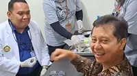 Menteri Kesehatan Republik Indonesia Budi Gunadi Sadikin mendapatkan suntikan vaksin hepatitis B di RSUD Kabupaten Tangerang, Banten