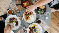 Saat ini banyak restoran yang memberikan makanan pada customer yang sedang berulang tahun (Foto: Unsplash.com/Ali Inay)