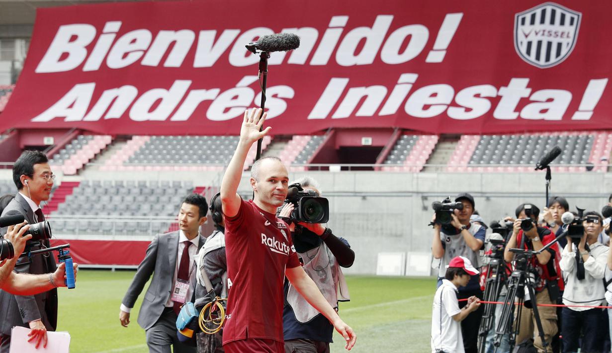 Andres Iniesta meninggalkan lapangan usai perkenalan di NOEVIR Stadium Kobe, Kobe, (26/5/2018). Iniesta dikontrak Vissel Kobe selama tiga tahun. (Michi Ono/Kyodo News via AP)