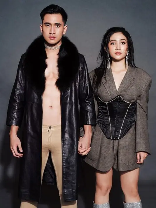 <p>Dalam pemotretan dengan Winston Gomez, Verrell dan Febby tampil hot. Dua artis muda ini tampil dengan gaya keren. [Foto: instagram.com/winstongomez]</p>