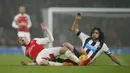 Gelandang Arsenal, Aaron Ramsey, ditekel bek Newcastle, Fabricio Coloccini, pada laga Liga Premier Inggris. Arsenal kini unggul dua poin dari Leicester yng berada di posisi kedua. (Reuters/Andrew Couldridge)