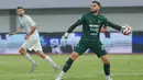 Bermain di depan pendukung sendiri, Persita tampil lebih agresif dan terus menekan barisan pertahanan PSIM. (Bola.com/M Iqbal Ichsan)