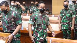Panglima TNI Jenderal Andika Perkasa bersiap mengikuti rapat dengan Komisi I di DPR RI di Kompleks Parlemen, Jakarta, Senin (24/1/2022). Agenda rapat ini antara lain Perkembangan penanganan kasus-kasus hukum prajurit TNI.  (Liputan6.com/Angga Yuniar)