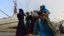 Sejumlah warga berjalan untuk melaksanakan salat Idul Fitri 1435 H di Pelabuhan Sunda Kelapa, Jakarta, Senin (28/7/14). (Liputan6.com/Miftahul Hayat)