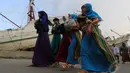 Sejumlah warga berjalan untuk melaksanakan salat Idul Fitri 1435 H di Pelabuhan Sunda Kelapa, Jakarta, Senin (28/7/14). (Liputan6.com/Miftahul Hayat)