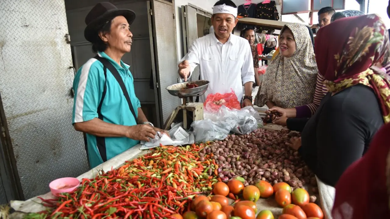 Dedi Mulyadi blusukan di pasar (Liputan6.com/Abramena).