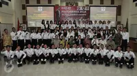 Menpora dan pejabat terkait lainnya berfoto bersama dengan para peserta Paskibraka saat pembukaan Diklat Paskibraka 2016 di Gedung PP-PON, Cibubur, Jakarta, Rabu (27/7).(Liputan6.com/Yoppy Renato)