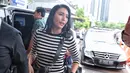 Tyas Mirasih mendatangi Polda Metro Jaya pada hari ini, Rabu (21/3). Tyas datang didampingi kuasa hukumnya Sandy Arifin dan seorang perempuan. (Adrian Putra/Bintang.com)