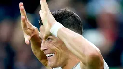 Penyerang Juventus, Cristiano Ronaldo berselebrasi usai mencetak gol ke gawang Udinese pada lanjutan Liga Serie A Italia di Stadion Dacia Arena (6/10). Juventus menang 2-0 atas Udinese dan Ronaldo mencetak satu gol menit ke-37. (AP Photo/Stefano Lancia)